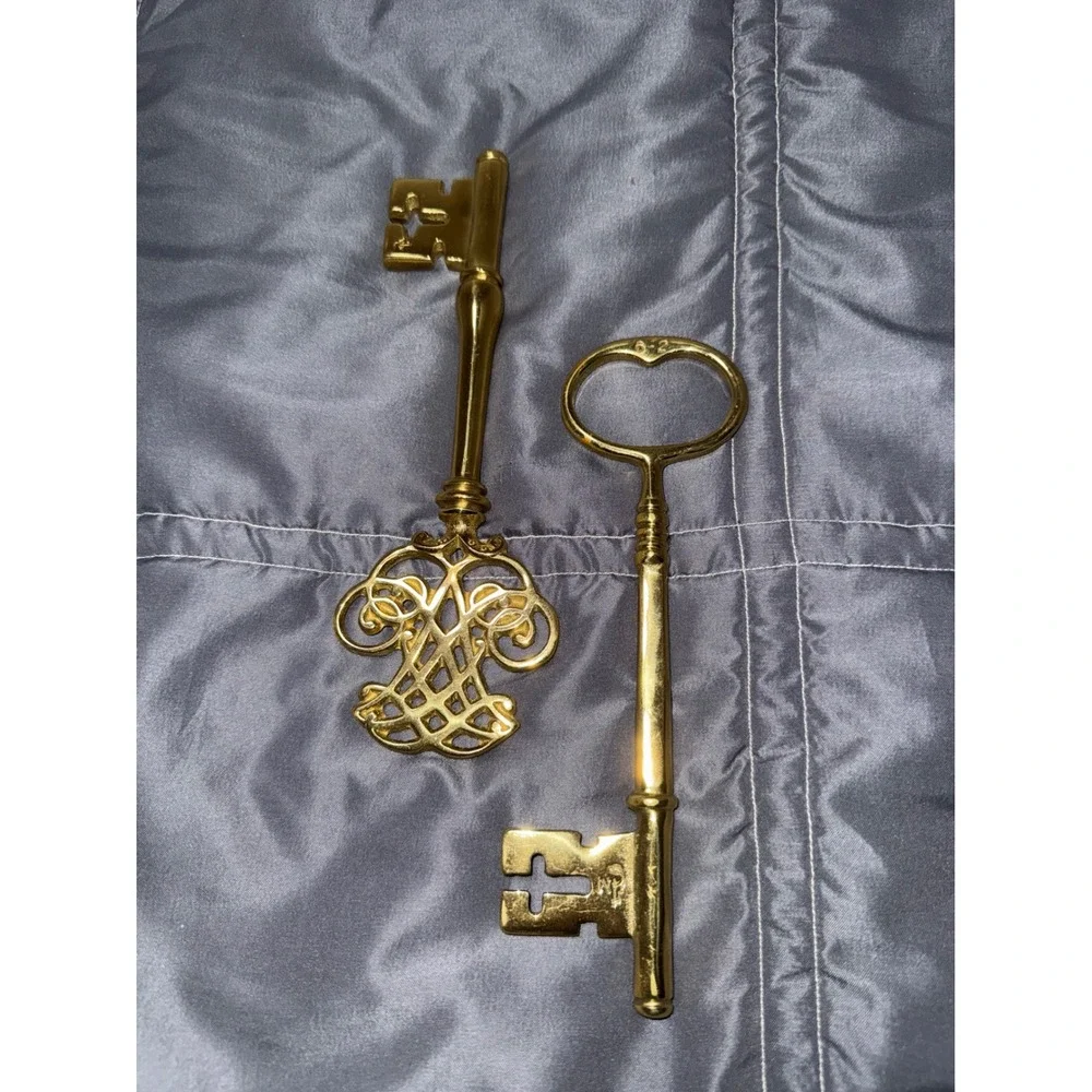Vintage Solid Brass Decorative Skeleton Keys Set Ornate Victorian Wall Decor 2pc
